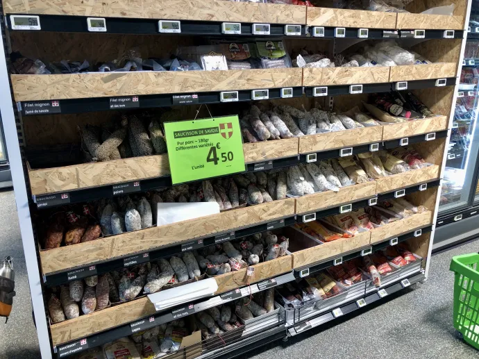 Alpesi víkendház, lassíts tábla, bolti kolbásztrezor – Fotó: Fördős Péter