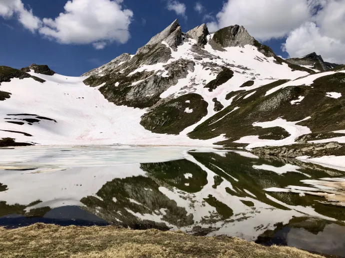 Az elszigetelt alpesi tó – Fotó: Fördős Péter