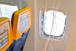 Pánik tört ki a Ryanair egyik járatán, miután betört egy ablak