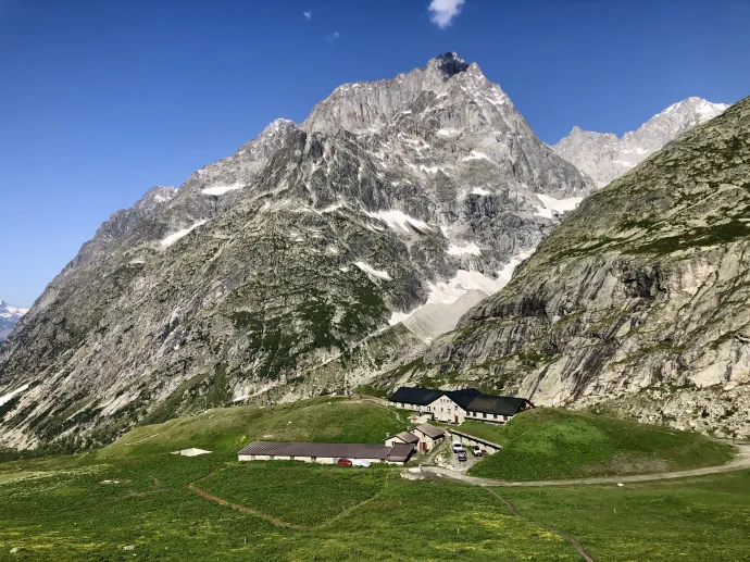 Rifugio Elena a távolban és pihenés a Grand col Ferreten – Fotó: Fördős Péter
