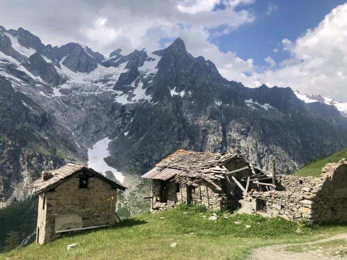 Rifugio Elena a távolban és pihenés a Grand col Ferreten – Fotó: Fördős Péter