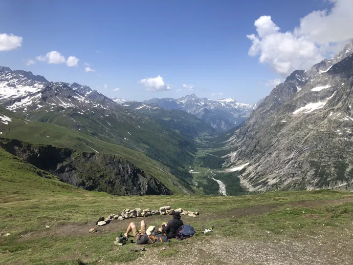Rifugio Elena a távolban és pihenés a Grand col Ferreten – Fotó: Fördős Péter