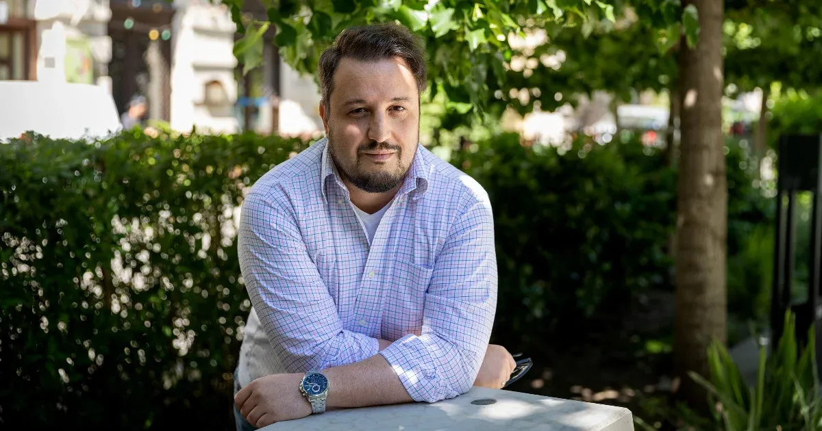 „Szembenézés a Múlttal: Egy Regény Történelmi és Emberi Kérdésekről” „Szembenézés a Múlttal: Egy Regény Történelmi és Emberi Kérdésekről”