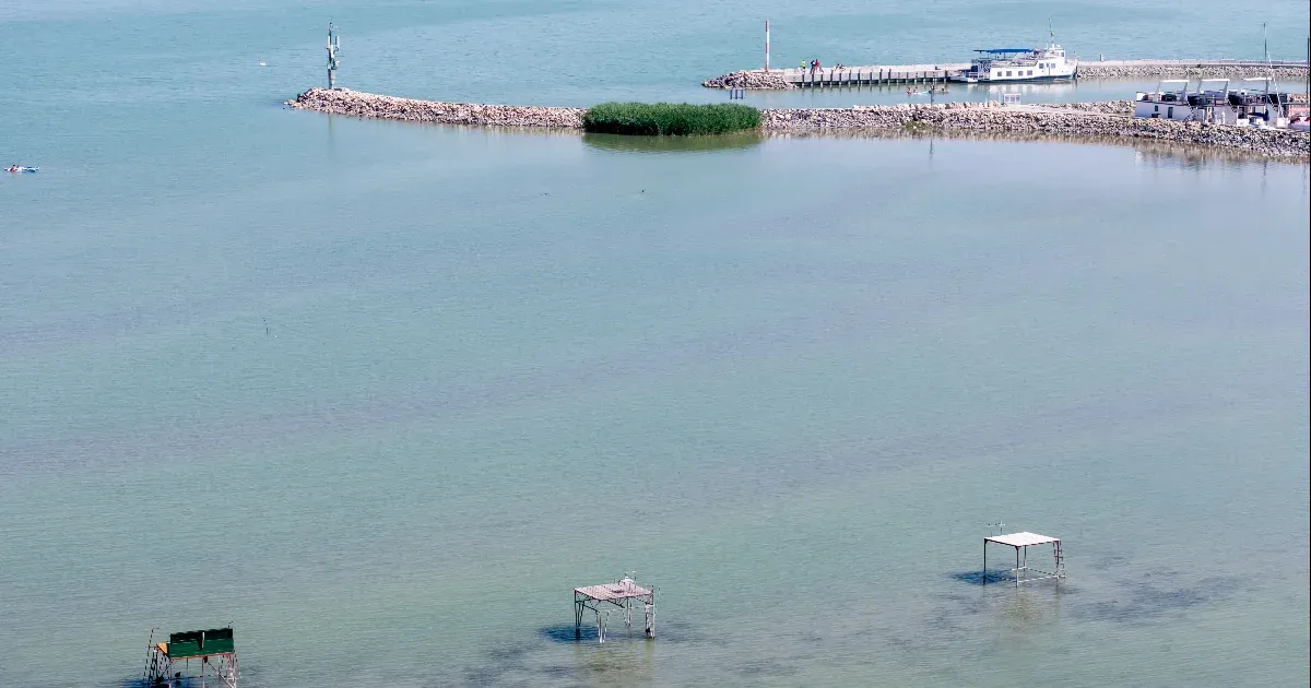 Annyira nincs víz már a Balatonban sem, hogy módosítani kellett a Kékszalag vitorlásverseny útvonalát