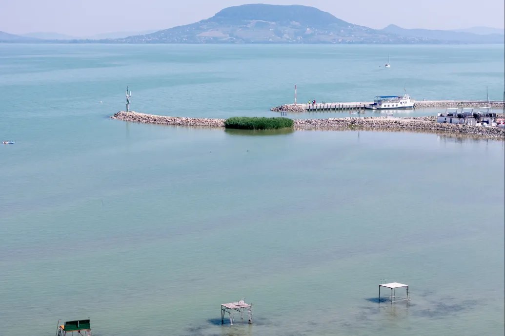 Annyira nincs víz már a Balatonban sem, hogy rövidíteni kellett a Kékszalag vitorlásverseny útvonalát