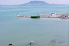 Annyira nincs víz már a Balatonban sem, hogy rövidíteni kellett a Kékszalag vitorlásverseny útvonalát