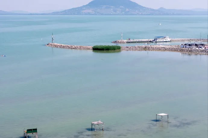 Annyira nincs víz már a Balatonban sem, hogy rövidíteni kellett a Kékszalag vitorlásverseny útvonalát