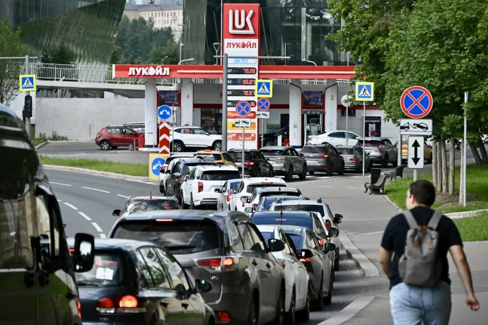 Kocsisor egy moszkvai benzinkút előtt 2026. június 30-án – Fotó: Igor Ivanko / AFP
