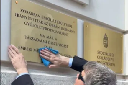 „Innen irányították a gyűlöletpropagandát” – extra táblát kapott Rogán régi minisztériumának épülete