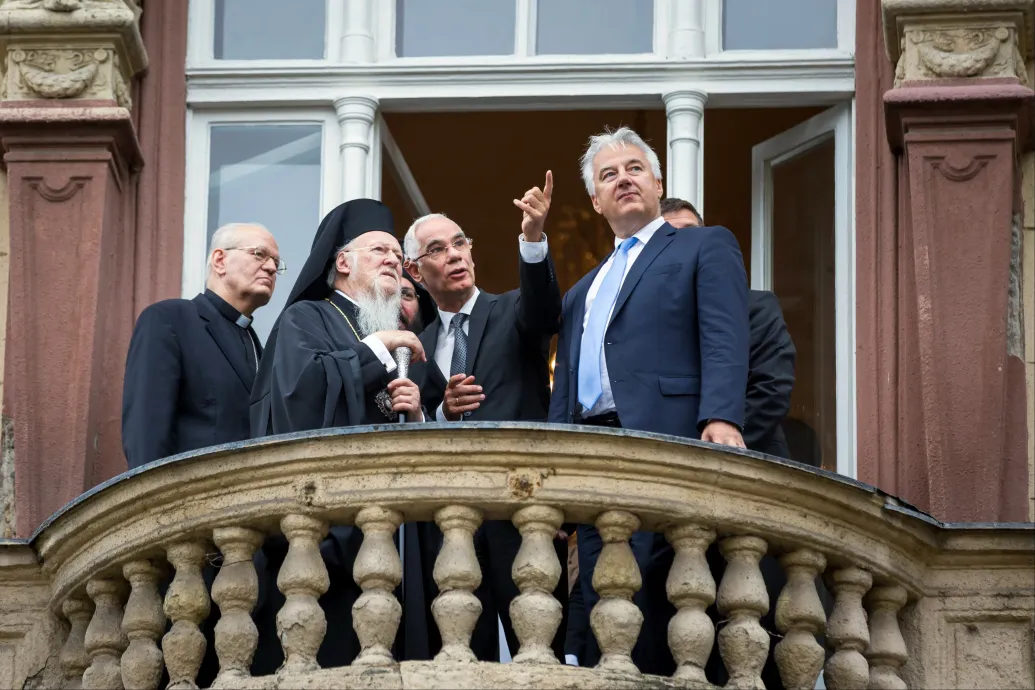 Több milliárd forint közpénzből építi budapesti központját egy itthon alig ismert egyház, ami részletesen reagált a Magyar-kormány vádjaira