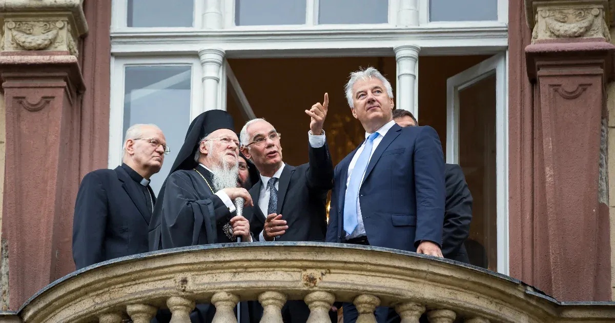 Több milliárd forint közpénzből építi budapesti központját egy itthon alig...