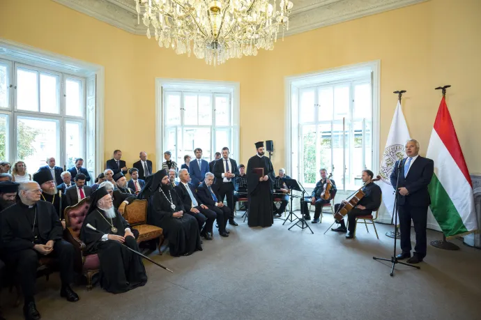 Semjén Zsolt nemzetpolitikáért felelős miniszterelnök-helyettes (j) beszédet mond a Konstantinápolyi Egyetemes Patriarchátus Magyarországi Exarchátusa épületének átadásán a VIII. kerületi Múzeum utcában 2017. augusztus 20-án – Fotó: Mohai Balázs / MTI