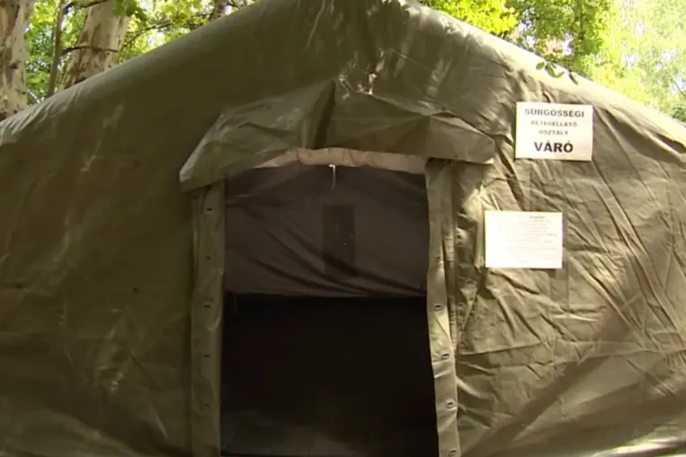 Klímás katonai sátrakban várakoznak a betegek a Bajcsy-Zsilinszky kórház sürgősségijén