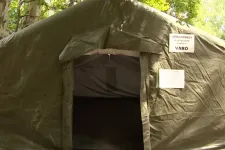 Klímás katonai sátrakban várakoznak a betegek a Bajcsy-Zsilinszky kórház sürgősségijén