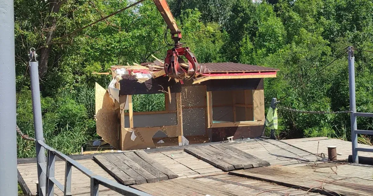 Illegális horgászházat bontottak le markolóval a Tisza-tónál Illegális horgászházat bontottak le markolóval a Tisza-tónál