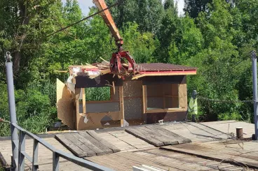 Markolóval kapták szét a pompás, de illegális horgászházat a Tisza-tavon