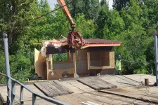 Markolóval kapták szét a pompás, de illegális horgászházat a Tisza-tavon
