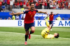 Nem csatár, mégis ő szerezte a spanyol válogatott legfontosabb góljait a vb-n