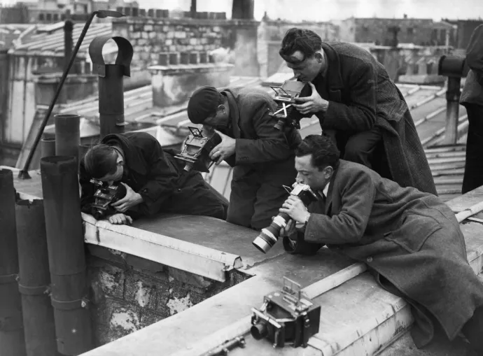 Fotósok a gyilkosságok helyszínén, amikor a bíróság megpróbálta rekonstruálni az eseményeket – Fotó: Hulton Deutsch / Getty Images