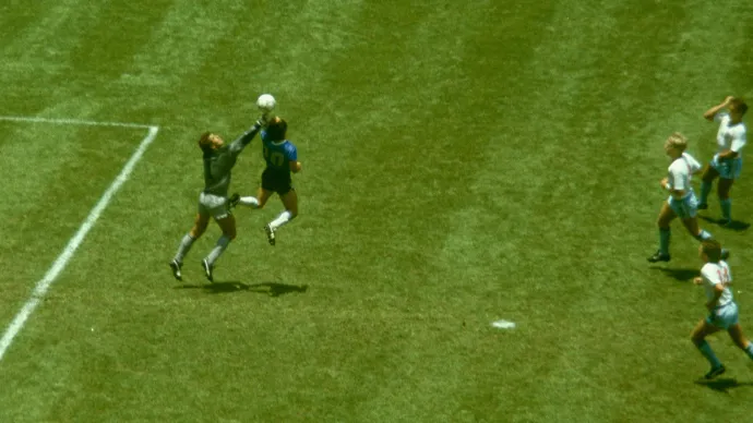 Diego Maradona Isten keze gólja az 1986-os világbajnokságon az angolok elleni negyeddöntőben – Fotó: Allsport / Getty Images