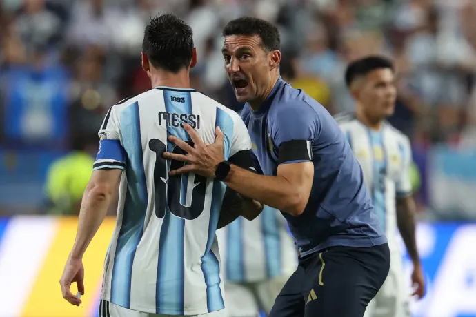 Lionel Messi és Lionel Scaloni az Argentína–Svájc vb-negyeddöntőn – Fotó: Odd Andersen / AFP