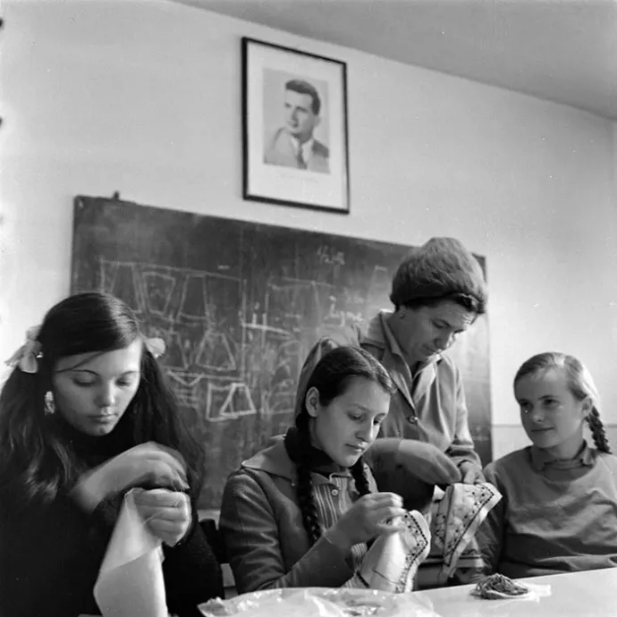 Iskolai műhelymunka Bánffyhunyadon 1973-ban, háttérben a falon Nicoale Ceaușescu portréja – Fotó: Minerva Fotóarchívum