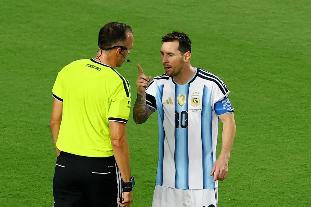 Lehet, hogy mondta Messi a bírónak, hogy tisztelettel beszéljen vele, de valami nem stimmel a sztorival