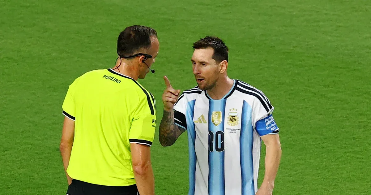 Lehet, hogy mondta Messi a bírónak, hogy tisztelettel beszéljen vele, de valami nem stimmel a sztorival