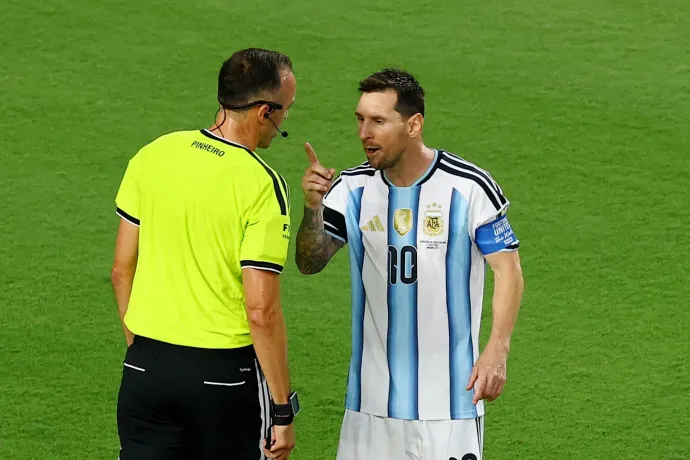 Lehet, hogy mondta Messi a bírónak, hogy tisztelettel beszéljen vele, de valami nem stimmel a sztorival