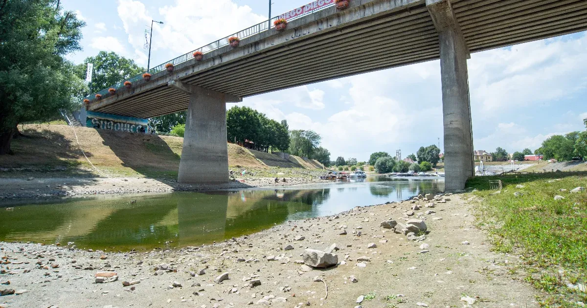 Látványosan csökkent a Duna vízállása Baján, a szabadstrandot is bezárták