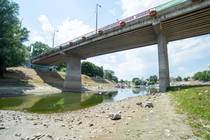 Látványosan csökkent a Duna vízállása Baján, a szabadstrandot is bezárták