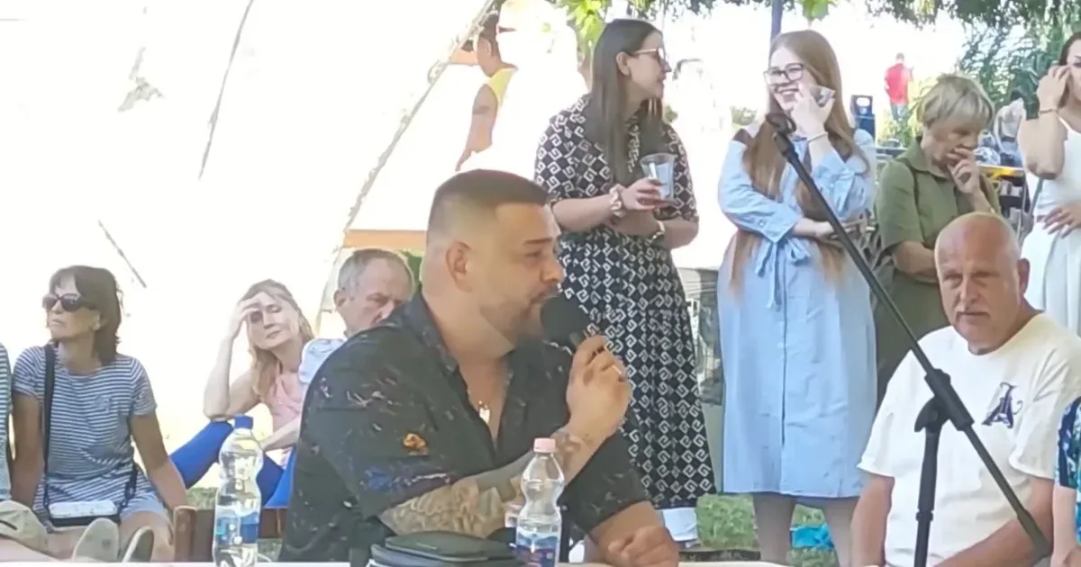Rosszindulatú, vicsorgó vak embernek nevezte szociális és családügyi minisztert Ábrahám Róbert fideszes influenszer