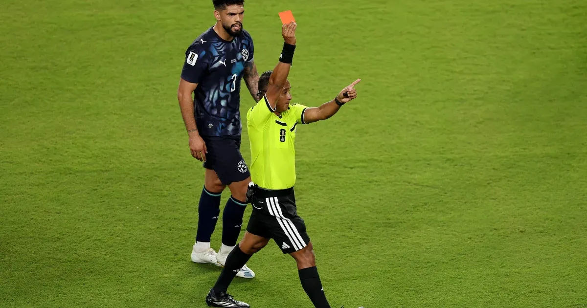 Az a bíró fúj majd a spanyol–francia vb-elődöntőn, aki szájeltakarásért kiállított egy játékost