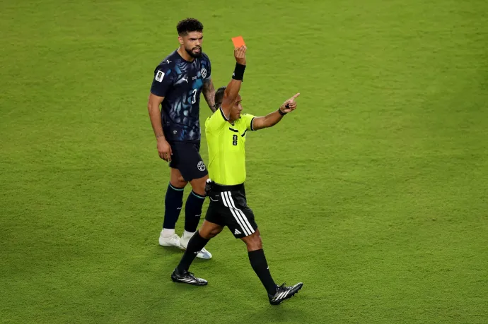 Az a bíró fúj majd a spanyol–francia vb-elődöntőn, aki szájeltakarásért kiállított egy játékost