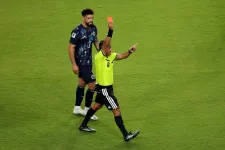 Az a bíró fúj majd a spanyol–francia vb-elődöntőn, aki szájeltakarásért kiállított egy játékost