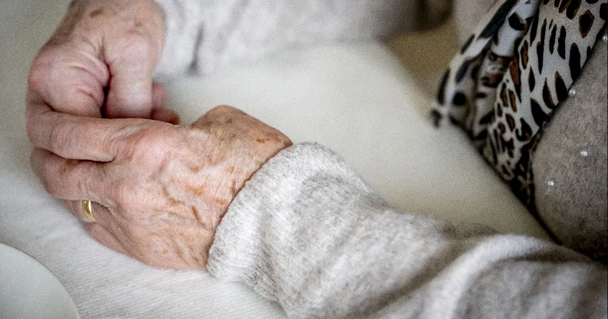 Nem létező lakást ígért ajándékba, 5 és fél milliót csalt ki egy 83 éves nő az idősotthonban
