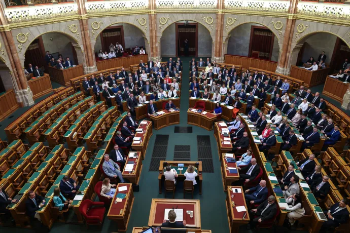 Nagy nap ez a mai! Ön mától szabad ember! – mondta Gulyás Gergelynek Magyar, aki a beszéde közben értesült a Fidesz-frakcióvezető lemondásáról