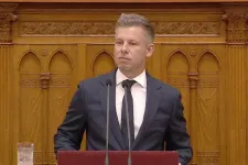 Videón, ahogy el-elcsukló hangon mond köszönetet Kátai-Németh Vilmosnak Magyar Péter