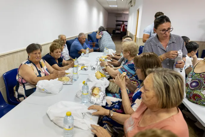 Tűzoltók küzdenek a lángokkal Almeríában; kiégett autók az almeríai Almocaizar településen; a tűz miatt kitelepített lakók egy ideiglenes szálláshelyen – Fotó: Pablo Blazquez Dominguez / Getty Images