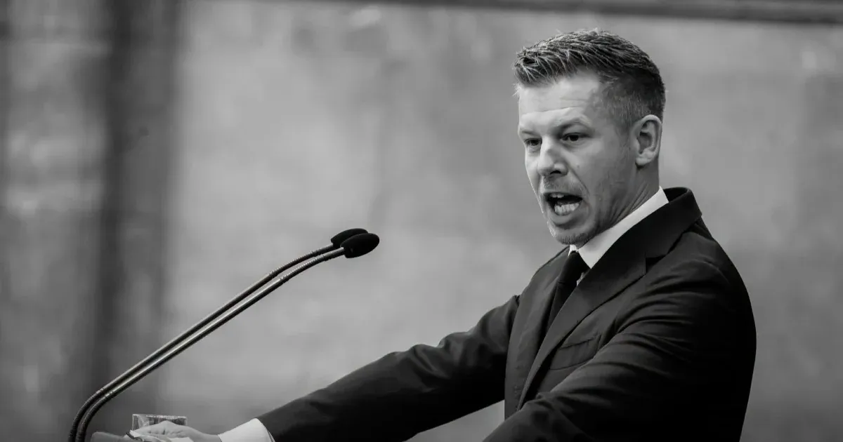 Orbán Viktor Magyar Péter fotójával eltemette a demokratikus Magyarországot