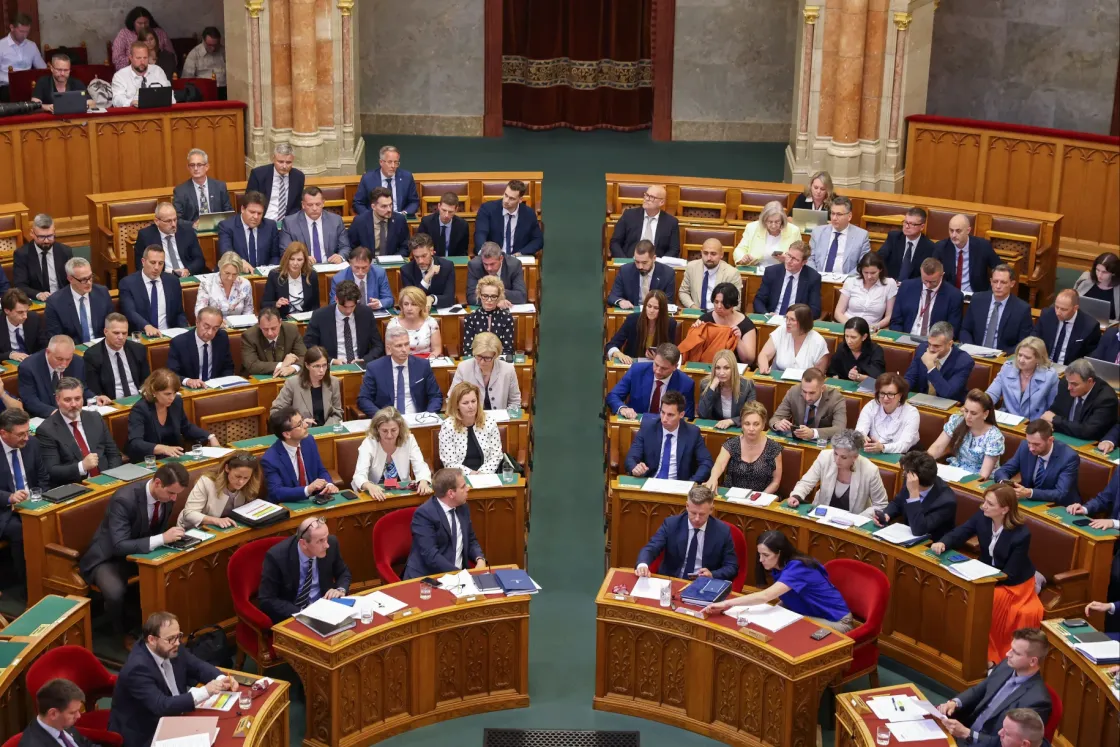 Megszavazták az Alaptörvény-módosítást, amely megszünteti Sulyok Tamás és Polt Péter mandátumát