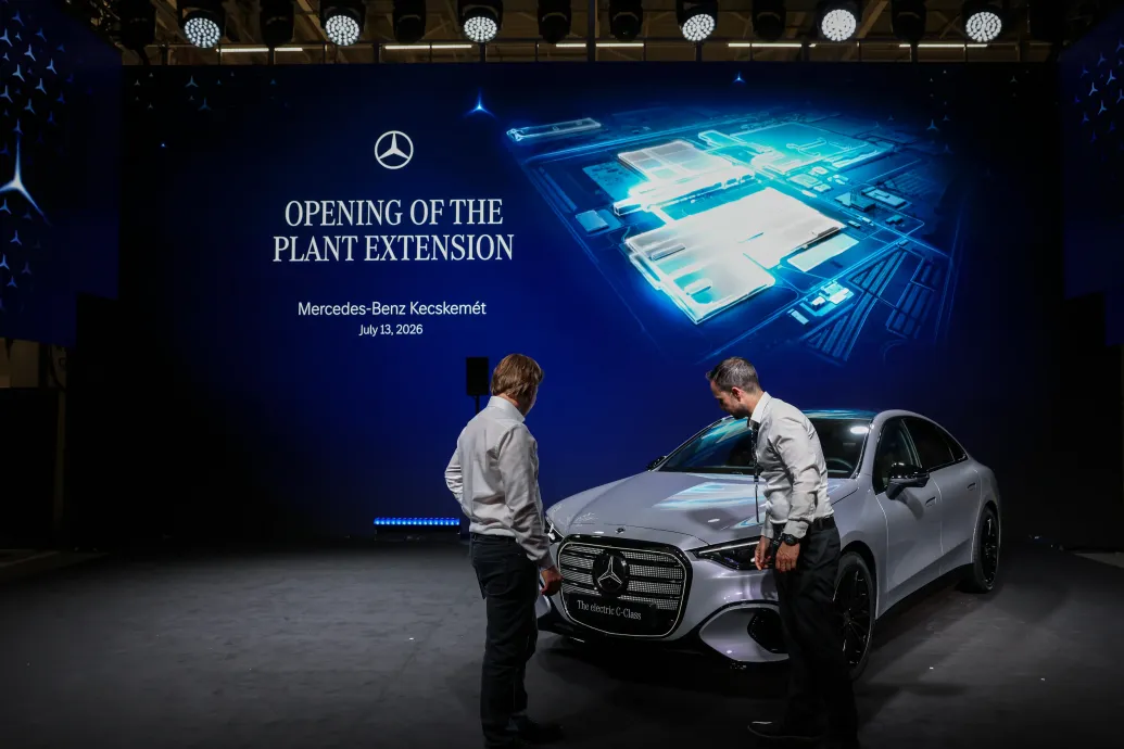 Négykarú octopus és tetőről lógó autók alatt jártuk be az új kecskeméti Mercedes-gyárat, ahonnan évente több tízezer autót exportálnak majd