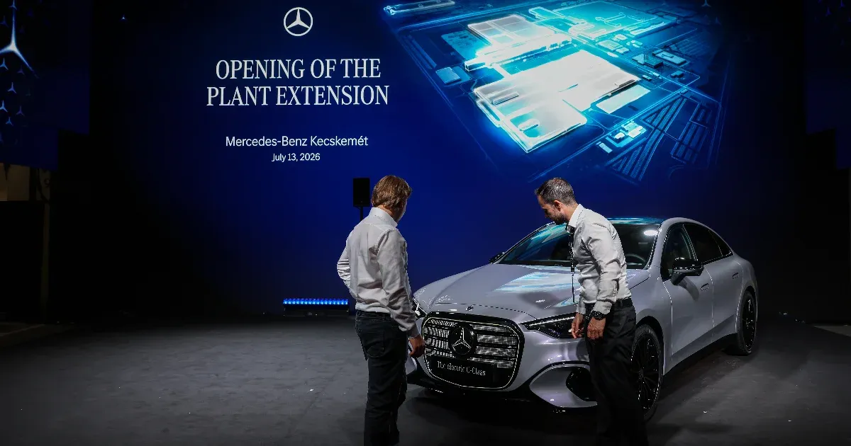 Négykarú octopus és tetőről lógó autók alatt jártuk be az új kecskeméti Mercedes-gyárat, ahonnan évente több tízezer autót exportálnak majd