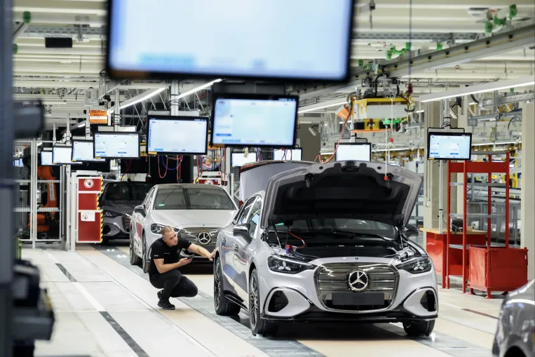 Négykarú octopus és tetőről lógó autók alatt jártuk be az új kecskeméti Mercedes-gyárat, ahonnan évente több tízezer autót exportálnak majd