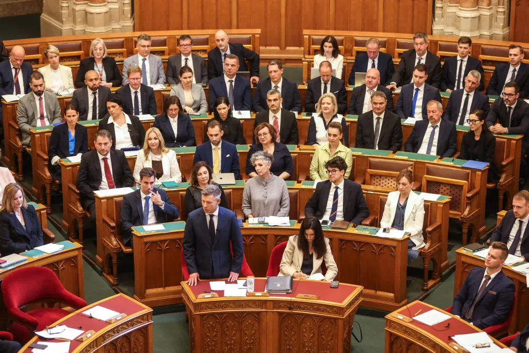 Egy nap bojkott után visszatér a vezetőjét vesztett a Fidesz-frakció a parlamentbe