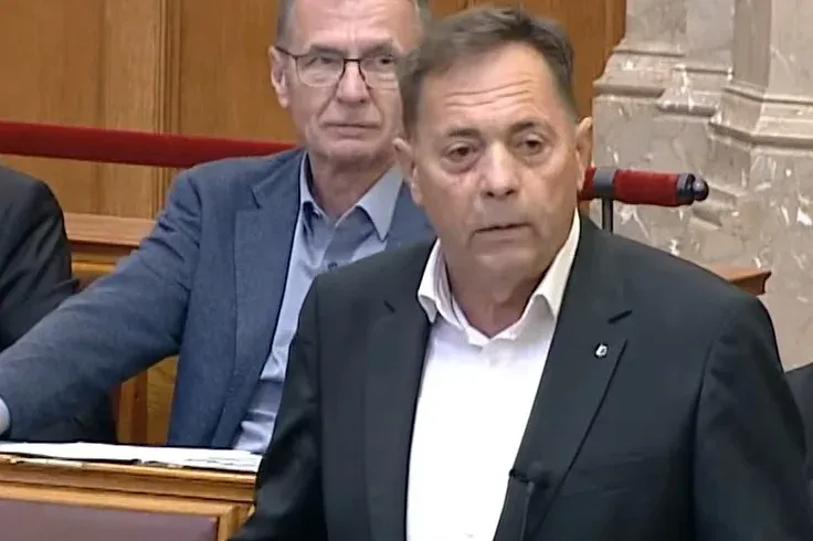 Videón, ahogy kivonulnak a Tisza képviselői Pócs János felszólalása alatt