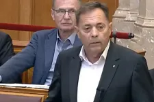 Videón, ahogy kivonulnak a Tisza képviselői Pócs János felszólalása alatt