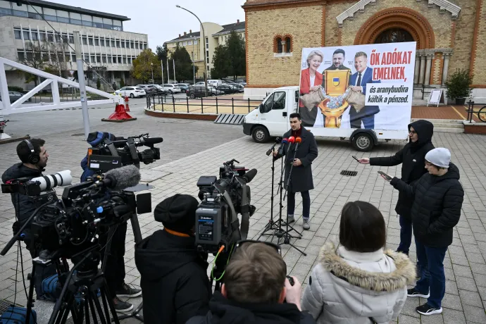 Szűcs Gábor, a Nemzeti Ellenállás Mozgalom alapító tagja sajtótájékoztatót tart a nyíregyházi Magyarok Nagyasszonya-társszékesegyház előtti téren, 2025. november 29-én – Fotó: Hegedüs Róbert / MTI