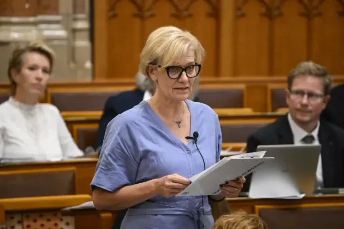 Tisza Party MP Anna Müller, speaking as the sponsor of the bill during a debate on the legislative provisions necessary to reform the performance evaluation of teachers at Parliament on July 6, 2026 – Photo: Boglárka Bodnár / MTI