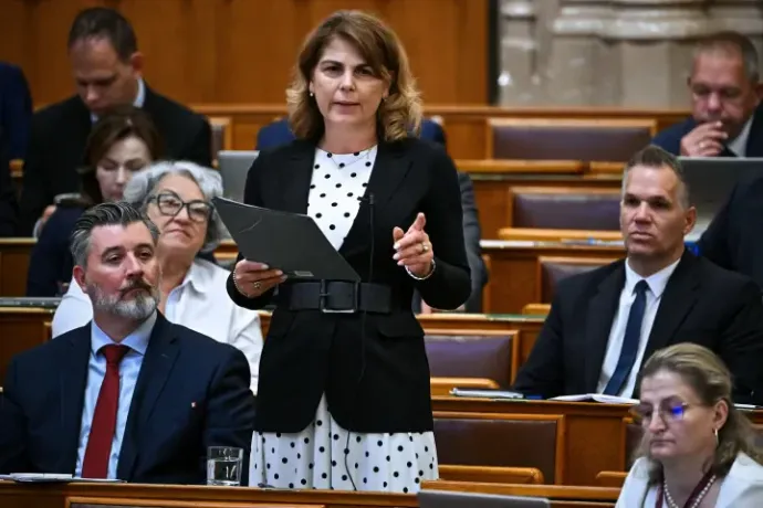 Dóra Szűcs (Tisza Party) speaks during the debate on the proposal to prohibit political advertisements that incite hatred, and to regulate that commercial advertisements are adapted to the local environment, on June 9, 2026 – Photo: Tamás Purger / MTI